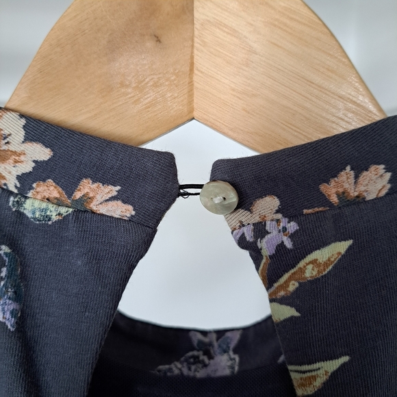 Kimchi Blue | Grey & flower sleevless open back shorts romper/ Jumpsuit - Picture 7 of 13